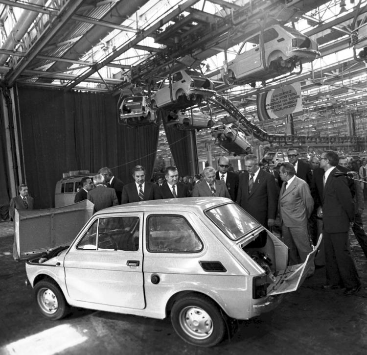 I sekretarz KC PZPR Edward Gierek przy taśmie produkcyjnej samochodu Fiat 126p w FSM Tychy. Tychy 09.1975. 