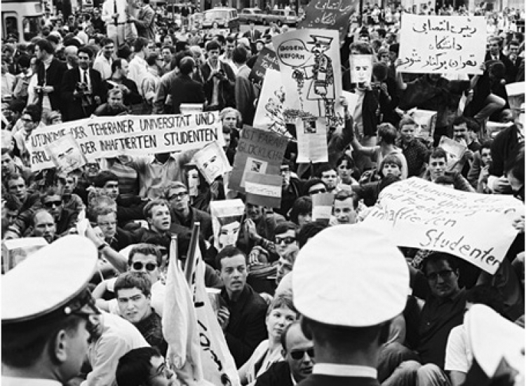 Demonstracje studentów w Berlinie Zachodnim z 2 czerwca 1967 r. Źródło: Bundesarchiv