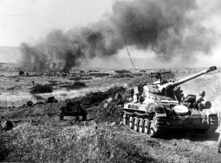 Wojna Sześciodniowa izraelsko-arabska. Czerwiec 1967 - izraelskie czołgi podczas walk o wzgórza Golan. Fot. PAP/CAF/EPA