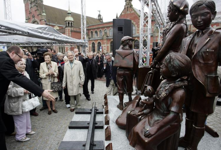  Trzeci w Europie, po Londynie i Berlinie, pomnik poświęcony dzieciom żydowskim z Kindertransportów. Gdańsk, 06.05.2009. Fot. PAP/A. Warżawa
