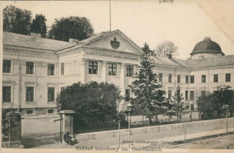 Zakład Narodowy im. Ossolińskich we Lwowie. Pocztówka, sprzed 1906 r. Źródło: BN Polona