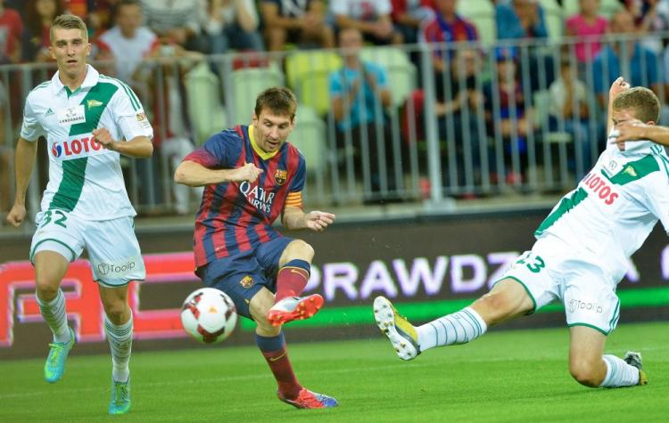 Lionel Messi (C) podczas towarzyskiego meczu Lechia Gdańsk - FC Barcelona. Gdańsk, 30.07.2013. Fot. PAP/A. Warżawa 