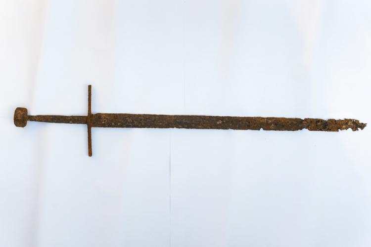 Miecz pochodzący z XIV wieku, znaleziony podczas prac ziemnych przy rowach melioracyjnych pod Hrubieszowem. Fot. PAP/W. Pacewicz
