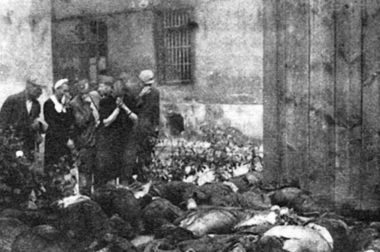 Ofiary mordów NKWD we Lwowie, więzienie przy ul. Łąckiego. Początek lipca 1941 r. Źródło: Wikimedia Commons