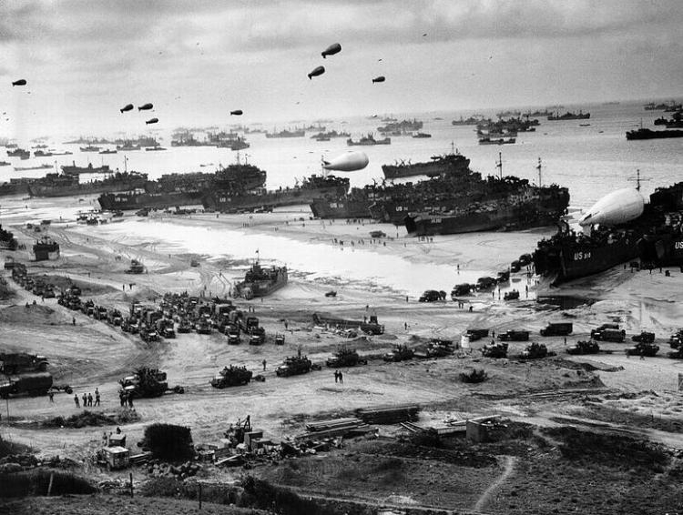 Lądowanie wojsk alianckich w Normandii. Źródło: Wikimedia Commons