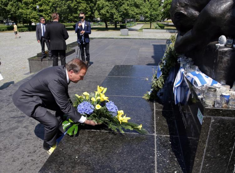 Premier Szwecji Stefan Loefven składa kwiaty przed Pomnikiem Bohaterów Getta w Warszawie. Fot. PAP/T. Gzell