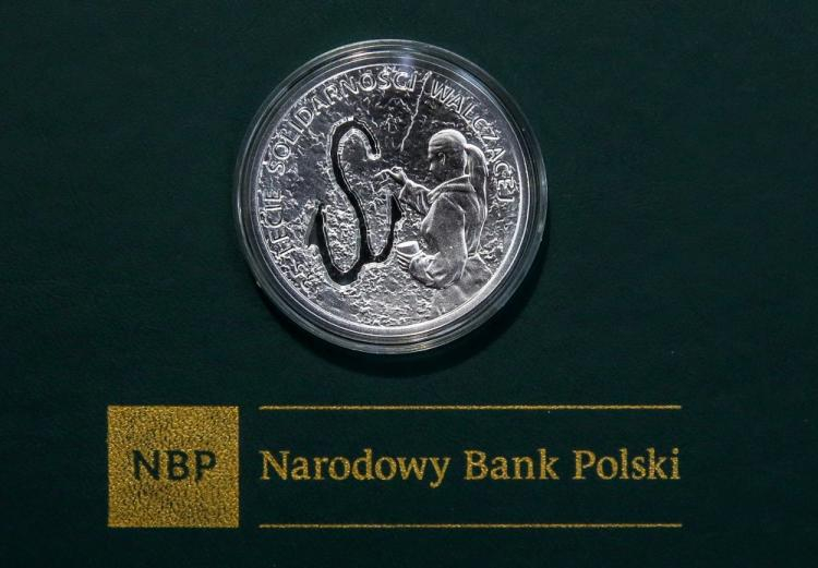 Moneta kolekcjonerska NBP upamiętniająca 35-lecie powstania Solidarności Walczącej. Fot. PAP/R. Guz 