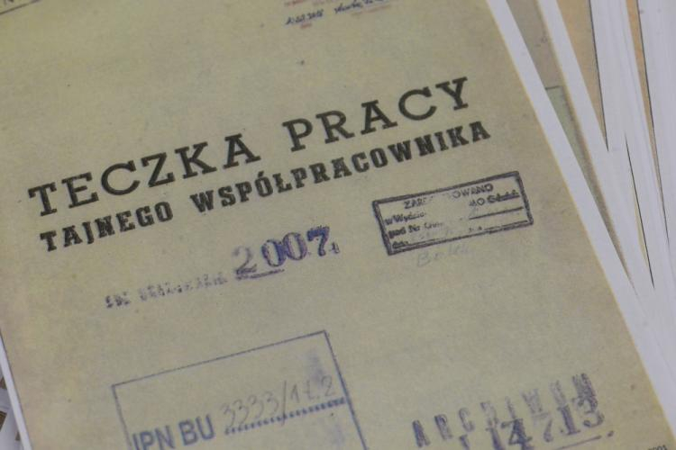 Dokumenty dot. TW "Bolka", znalezione w domu szefa MSW z lat 80. gen. Czesława Kiszczaka. Fot. PAP/J. Turczyk 