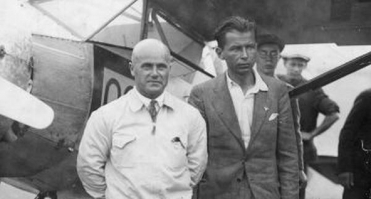 Zwycięzcy zawodów Challenge 1932 Franciszek Żwirko (L) i Stanisław Wigura na lotnisku Tempelhof. Fot. NAC