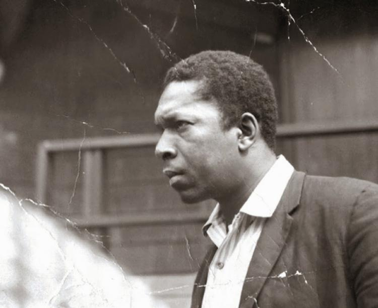 Zdjęcie Johna Coltrane z 1961 r. autorstwa Boba Thiele'a. Źródło: Wikipedia