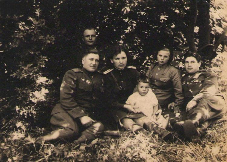 Czteroletnia Szura ze swoimi wojennymi opiekunami w okolicach Berlina, czerwiec 1945 r.