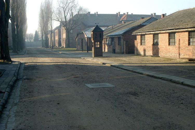 Plac apelowy na terenie b. niemieckiego nazistowskiego obozu koncentracyjnego i zagłady Auschwitz. Fot. PAP/J. Bednarczyk