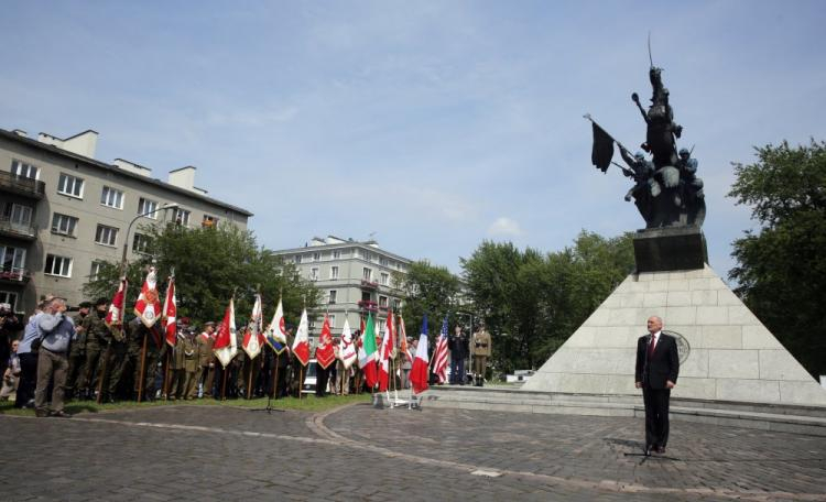 Minister obrony narodowej Antoni Macierewicz podczas uroczystego apelu w trakcie uroczystości stulecia Błękitnej Armii przy Pomniku Czynu Zbrojnego Polonii Amerykańskiej w Warszawie. Fot. PAP/T. Gzell 
