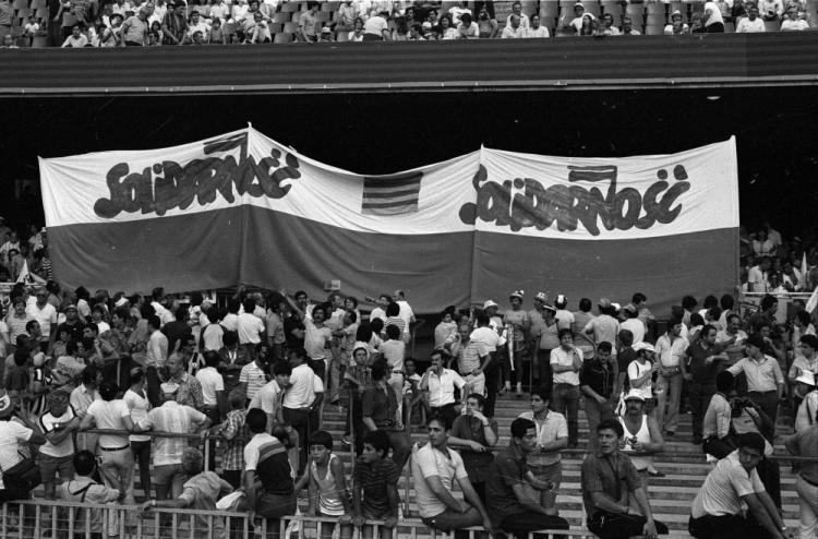 Mecz Polska-ZSRS na mundialu w Hiszpanii 1982 (0:0) - biało-czerwona flaga z napisem „Solidarność” na trybunach stadionu Camp Nou. Barcelona, 04.07.1982. Fot. PAP/CAF/A. Hawałej