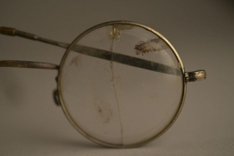 Okulary należące do ofiary Auschwitz. Fot. Paweł Sawicki