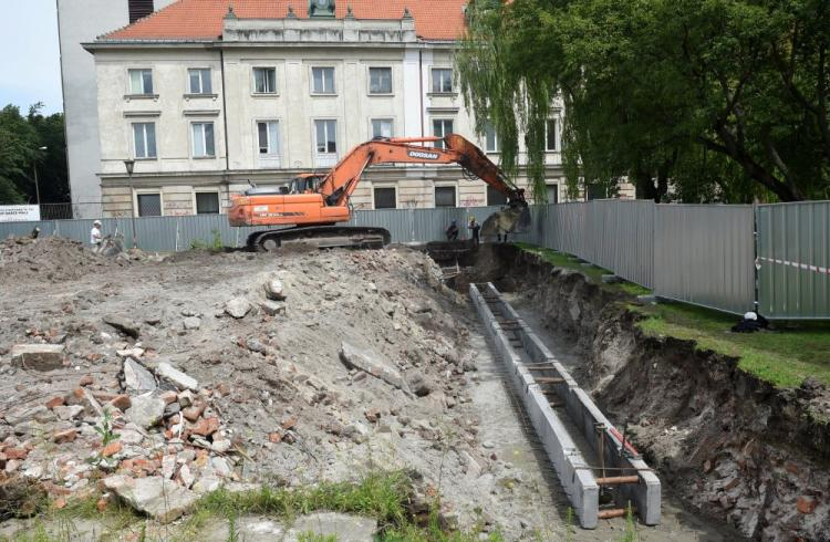 Teren budowy apartamentowca przy ul. Bohaterów Getta w Warszawie, w rejonie dawnego Pasażu Simonsa. Fot. PAP/R. Pietruszka 