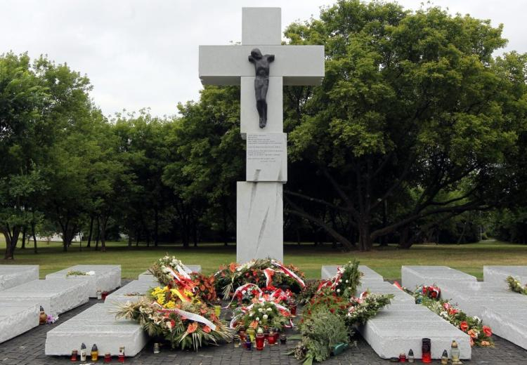Pomnik poświęcony Ofiarom Zbrodni Wołyńskiej na Skwerze Wołyńskim w Warszawie. Fot. PAP/R. Pietruszka
