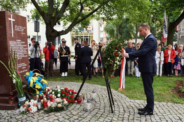 Prezydent Andrzej Duda składa kwiaty przed gdańskim Pomnikiem Pamięci Ofiar Eksterminacji Ludności Polskiej na Wołyniu. Fot. PAP/A. Warżawa