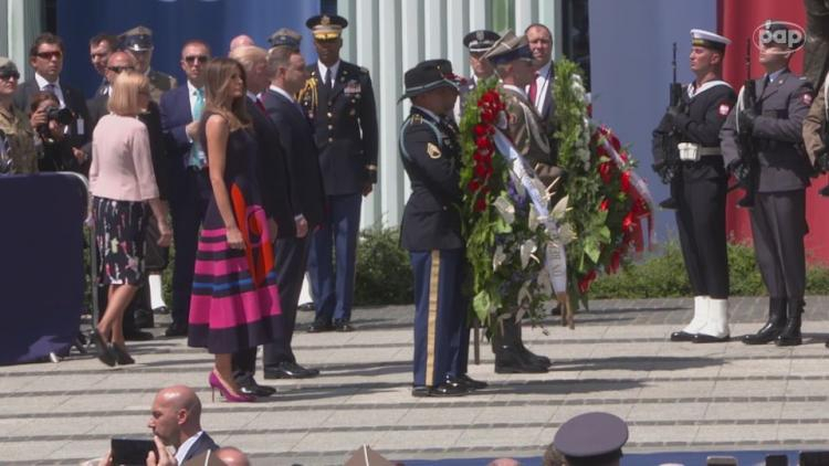 Prezydenci USA i Polski złożyli wieńce przed Pomnikiem Powstania Warszawskiego. Źródło: serwis wideo PAP