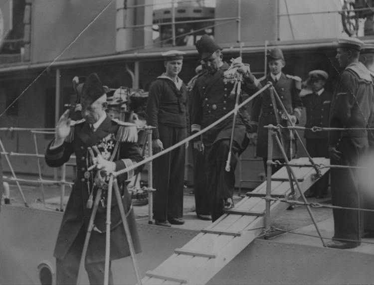 Wizyta niszczycieli ORP "Burza" i ORP "Wicher" oraz okrętu podwodnego ORP "Wilk" w Danii. Komandor Włodzimierz Steyer (z lewej) i kapitan Pontoppidan schodzą po trapie z pokładu ORP "Wicher". Źródło: NAC