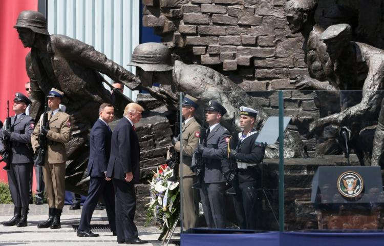 Prezydent USA Donald Trump i prezydent RP Andrzej Duda składają wieńce przed Pomnikiem Powstania Warszawskiego na placu Krasińskich w Warszawie. Fot. PAP/P. Supernak 