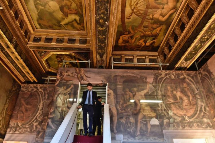 Minister kultury Włoch Dario Franceschini podczas otwarcia historycznego przejścia między Palazzo Vecchio a Galerią Uffizi. Fot. PAP/EPA