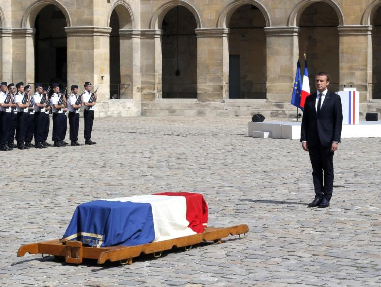 Prezydent Emmanuel Macron podczas ceremonii pogrzebowej Simone Veil. Fot. PAP/EPA