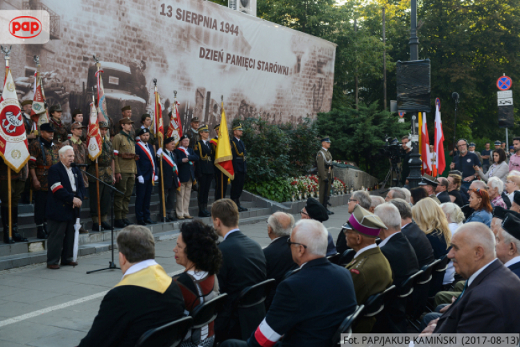 Uroczystości przy głazie upamiętniającym ofiary eksplozji niemieckiego transportera wypełnionego ładunkami wybuchowymi, do której doszło 13 sierpnia 1944 r. przy ul. Kilińskiego na warszawskiej Starówce. Fot. PAP/J. Kamiński