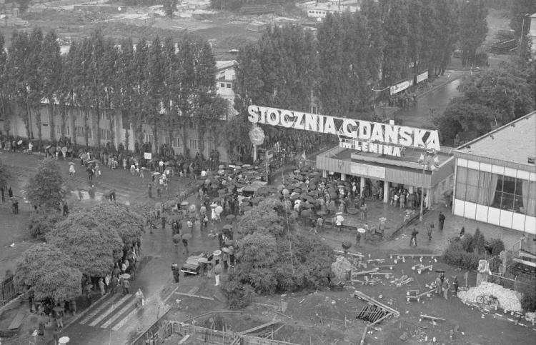 Strajk w Stoczni Gdańskiej im. Lenina - widok na II bramę. 22.08.1980. Fot. PAP/M. Billewicz 
