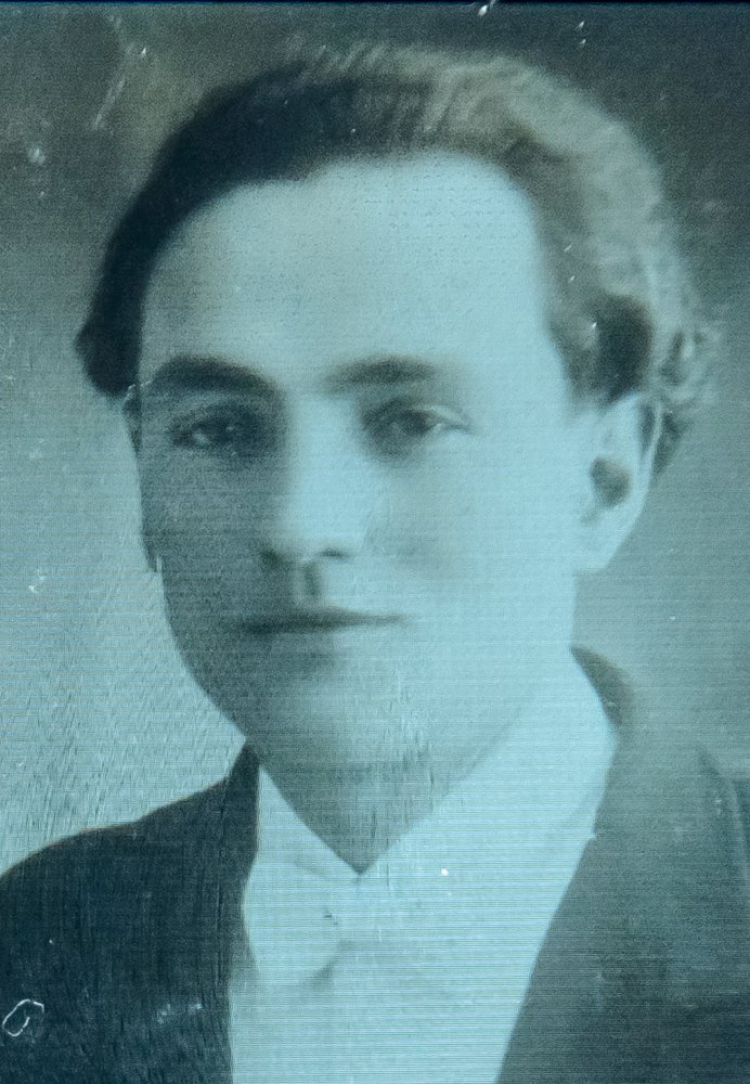 Reprodukcja zdjęcia przedstawiającego Antoniego Dołęgę okazana przez rodzinę. Fot. PAP/W. Pacewicz