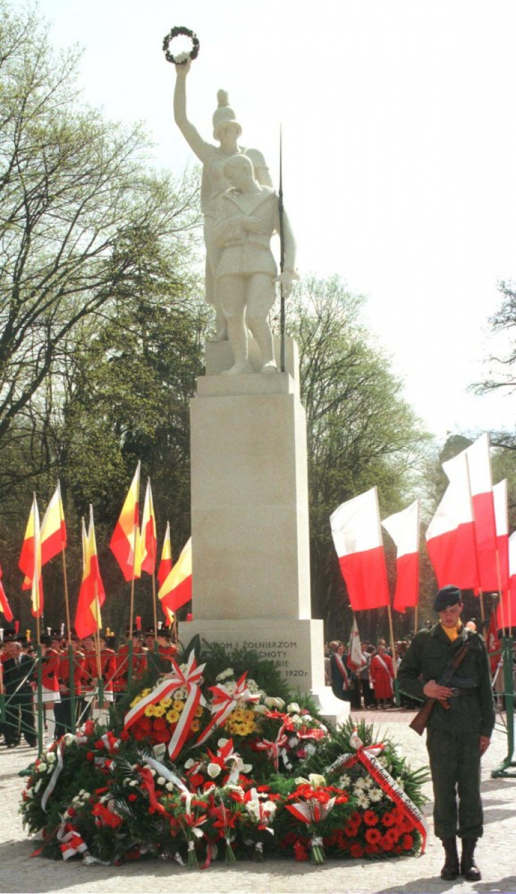 Pomnik w hołdzie oficerom i żołnierzom 42 pp poległym w wojnie polsko-bolszewickiej 1920 r. 1997 r. Fot. PAP/CAF/Z. Lenkiewicz