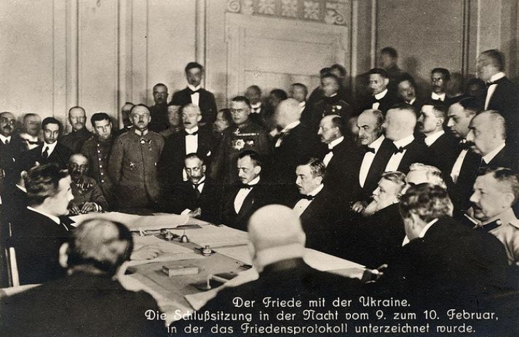 Podpisanie traktatu pokojowego w Brześciu nad Bugiem 9 lutego 1918 r. Źródło: Wikimedia Commons