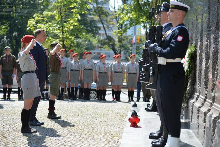 Prezydent Andrzej Duda składa wieniec przed Pomnikiem Ofiar Rzezi Woli. Fot. PAP/J. Turczyk