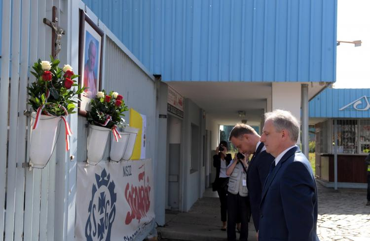 Prezydent RP Andrzej Duda (C) oraz wojewoda pomorski Dariusz Drelich (P front) składają kwiaty przed bramą nr 2 Stoczni Gdańskiej. Fot. PAP/A. Warżawa
