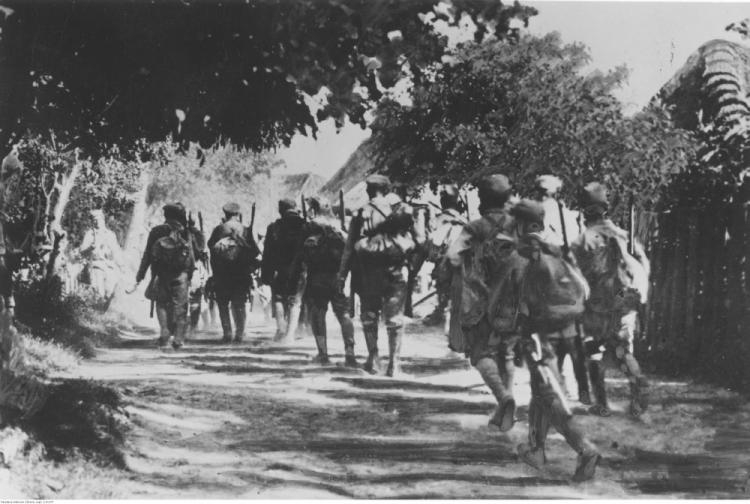 Przemarsz oddziału legionistów przez Jastków. 1915 r. Fot. NAC