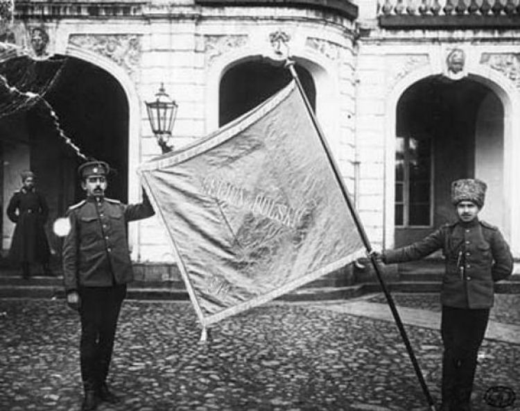 Ochotnicy Legionu Puławskiego prezentują swój sztandar. Źródło: CAW