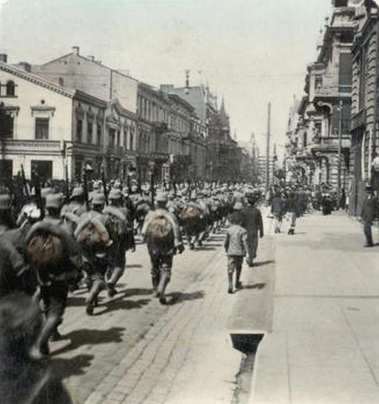 Wojska niemieckie wkraczają do Łodzi. Ul. Piotrkowska, grudzień 1914 r. Fot. Wikimedia Commons ze zbiorów Bundesarchiv