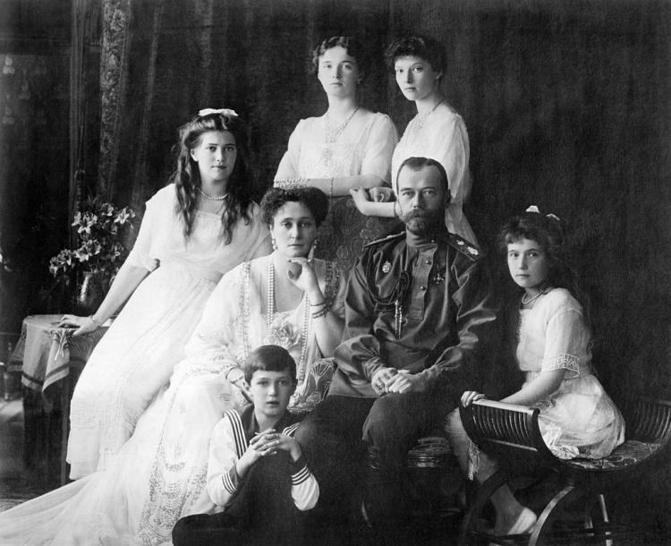 Oficjalny portret rodziny Mikołaja II z 1913. Fot. Wikimedia Commons