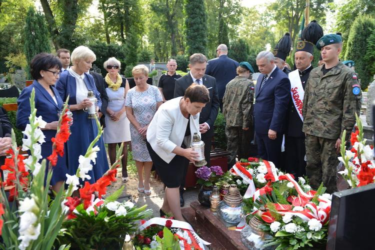 remier Beata Szydło złożyła kwiaty oraz zapaliła znicze na grobach ofiar Lubina'82. Fot. PAP/M. Kulczyński