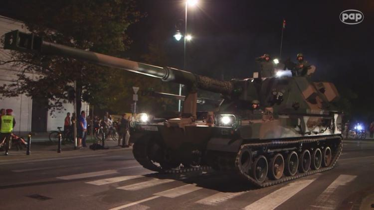 W Warszawie nocna próba przed defiladą w Święto Wojska Polskiego. Źródło: serwis wideo PAP
