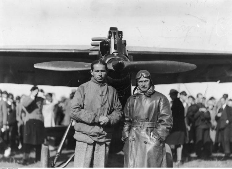 Pilot Franciszek Żwirko (z prawej) i konstruktor lotniczy Stanisław Wigura przed samolotem RWD-4. Kraków, 24.09-06.10.1930. Źródło: NAC