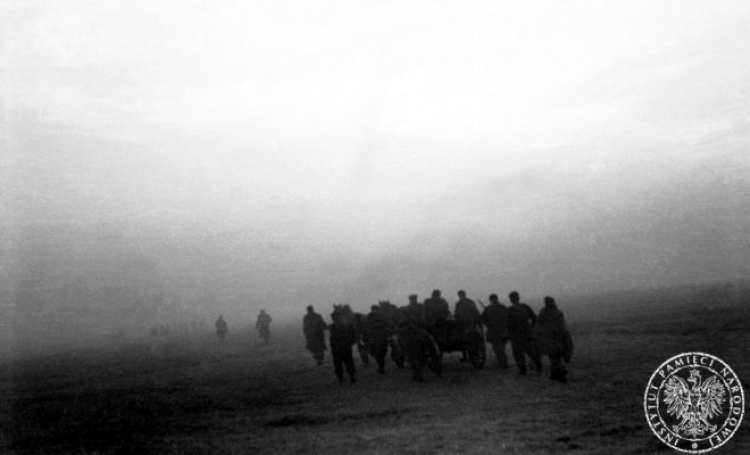 Kolumna Grupy AK "Kampinos" w porannej mgle zbliża się do Baranowa przed bitwą pod Jaktorowem. Źródło: IPN 
