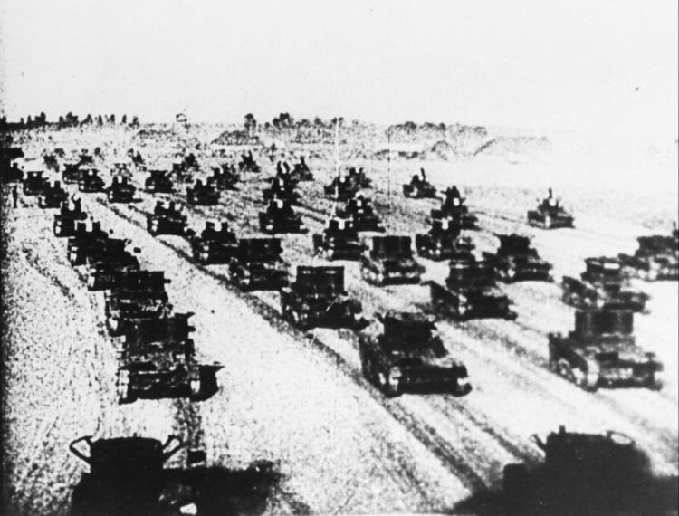 Kolumny czołgów sowieckich na polskiej ziemi. 09.1939. Fot. PAP/CAF 