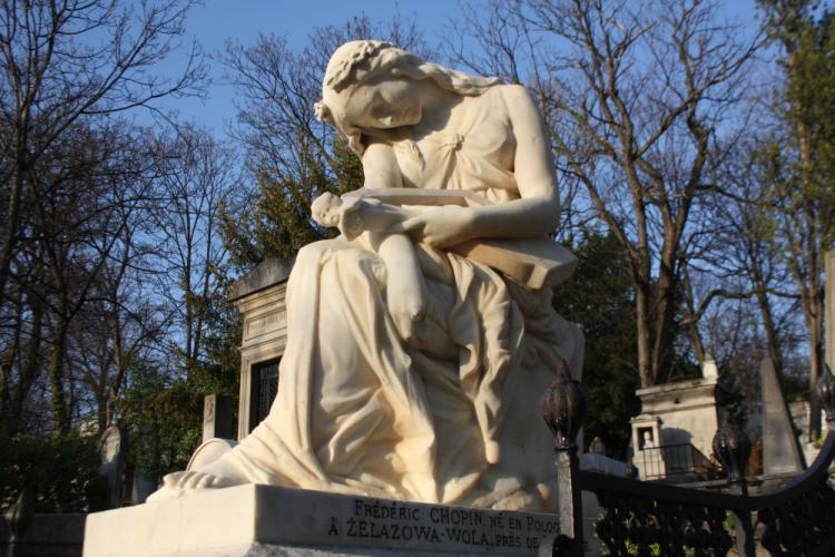 Grób Fryderyka Chopina na Cmentarzu Pére-Lachaise w Paryżu. Fot. PAP/D. Wójcik