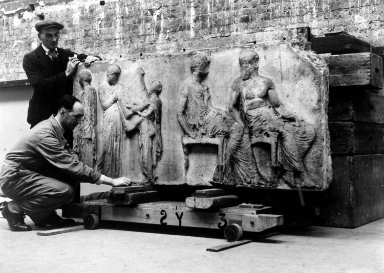 Fragment marmurów Elgina po wydobyciu z tunelu metra, gdzie przetrwały II wojnę światową. Londyn listopad 1948 r. Fot. PAP/EPA