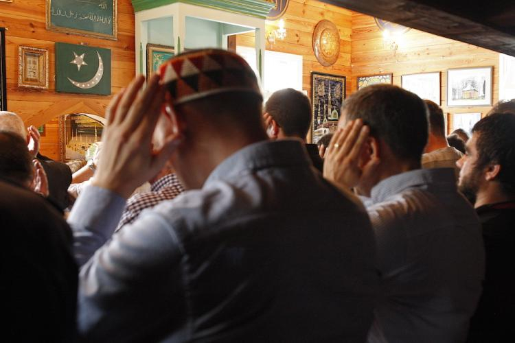 Polscy wyznawcy islamu podczas modlitwy w Święto Ofiarowania, czyli Kurban Bajram (Id Al-Adha), 1 bm. w Bohonikach na Podlasiu. Fot. PAP/A. Reszko