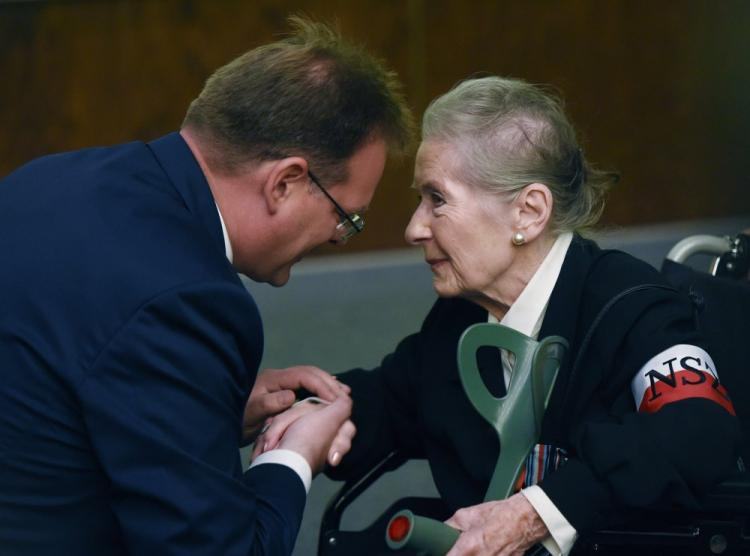 Szef Urzędu ds. Kombatantów i Osób Represjonowanych Jan Józef Kasprzyk wręcza Medal „Pro Patria” Barbarze Kulińskiej. Fot. PAP/R. Pietruszka 