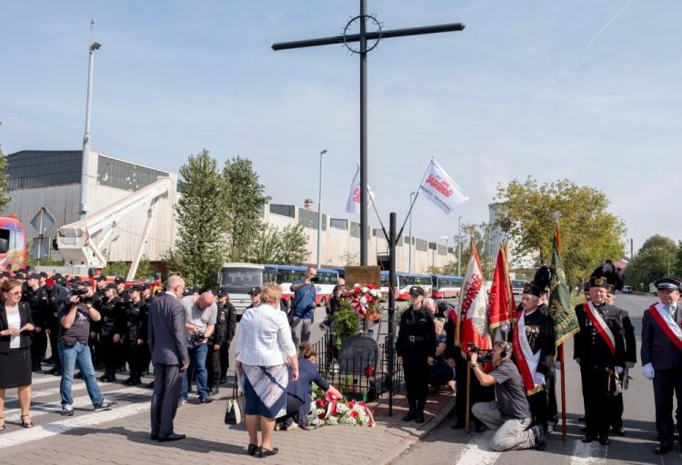Obchody 37. rocznicy podpisania Porozumienia Katowickiego - uroczystość przed krzyżem na terenie Huty Katowice w Dąbrowie Górniczej. Fot. PAP/A. Grygiel 