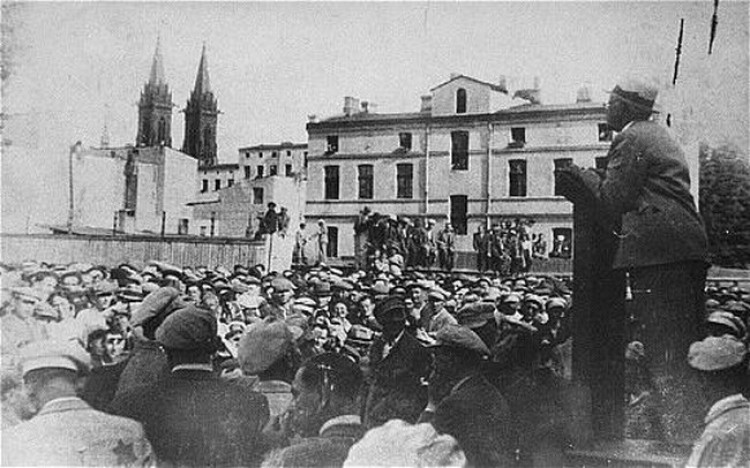 Mordechaj Rumkowski przemawia do mieszkańców łódzkiego getta na tzw. "placu strażackim". Źródło: Wikimedia Commons