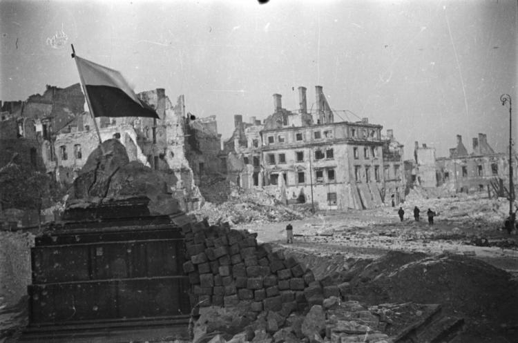 Ruiny Placu Zamkowego. Warszawa, 01.1945. Fot. PAP/CAF